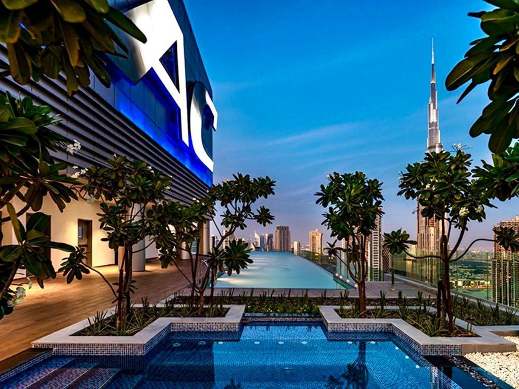 Infinity Pool & Burj Khalifa View L Luxe Paramount Dubai Exterior photo
