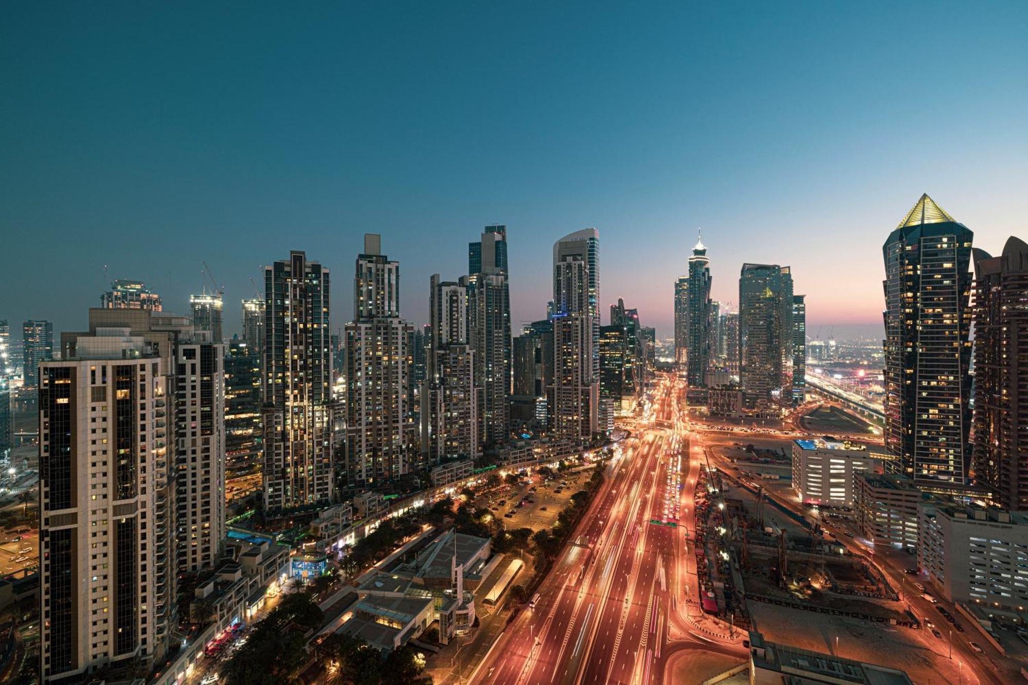 Infinity Pool & Burj Khalifa View L Luxe Paramount Dubai Exterior photo