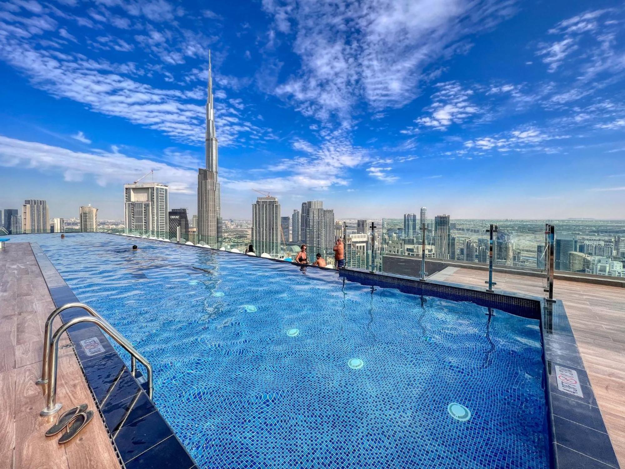 Infinity Pool & Burj Khalifa View L Luxe Paramount Dubai Exterior photo