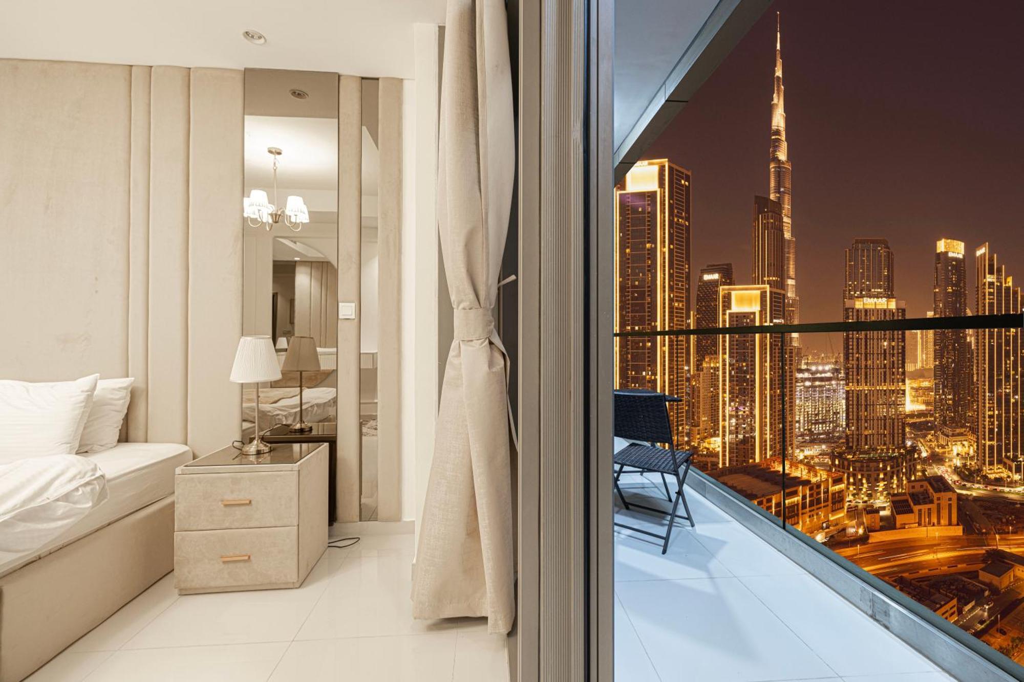 Infinity Pool & Burj Khalifa View L Luxe Paramount Dubai Exterior photo