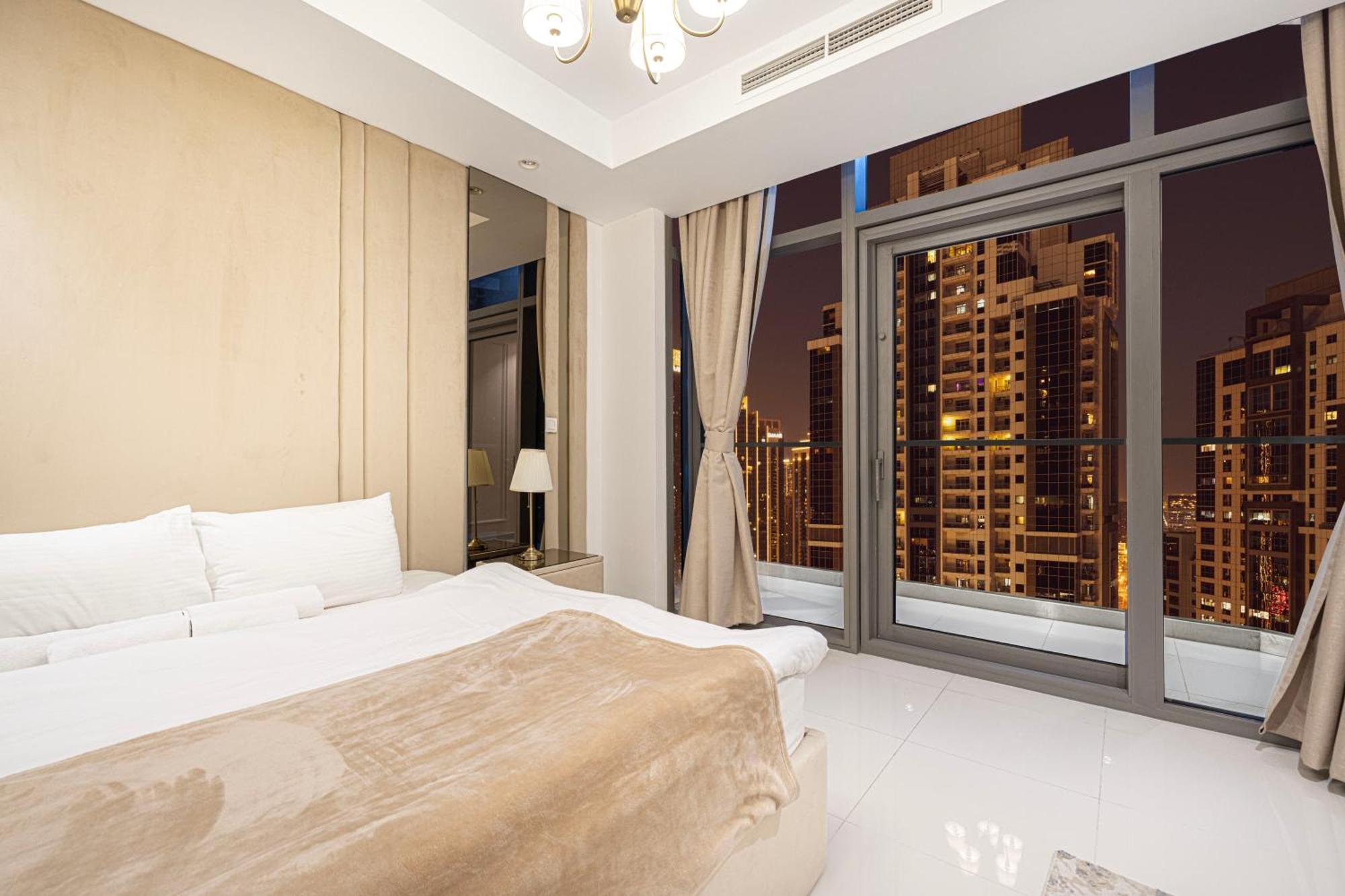 Infinity Pool & Burj Khalifa View L Luxe Paramount Dubai Exterior photo